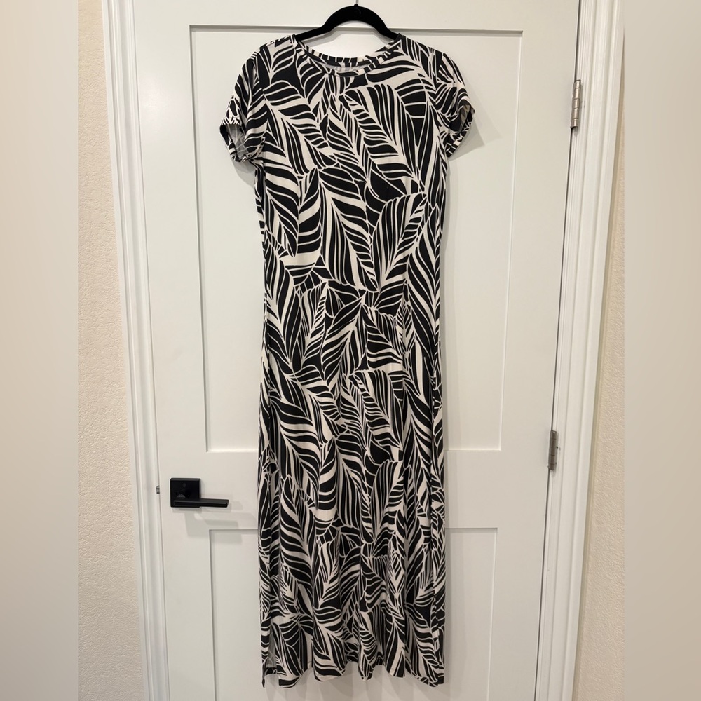 Coolibar Dounelle Maxi Dress - Black and White Leaf design